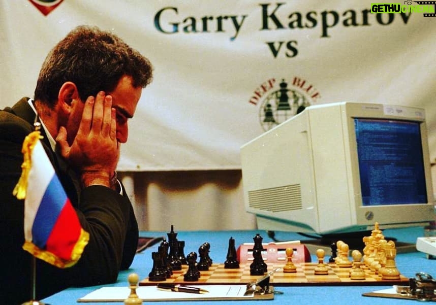 Alessandro Baricco Instagram - 1997. Il campione del mondo di scacchi Garry Kasparov perde contro Deep Blue (un computer): 3 e mezzo a 2 e mezzo.