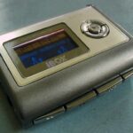 Alessandro Baricco Instagram - 1993. Un gruppo di ricercatori europei inventa l’mp3. È un sistema per rendere i file audio ancora più leggeri di prima e quindi il loro peso digitale minimo. Nasce un concetto, quello di compressione, che più tardi verrà applicato alle immagini fisse (generando il jpeg) e a quelle in movimento (mpeg).