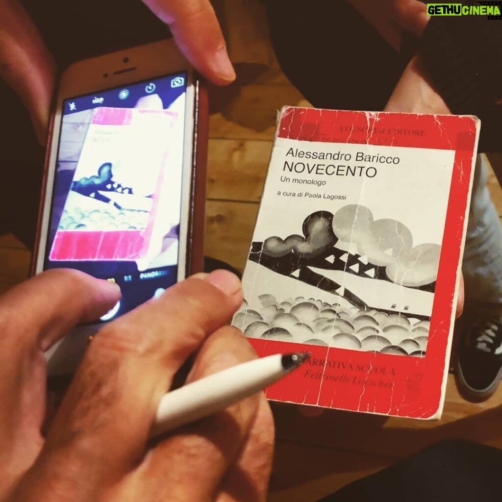 Alessandro Baricco Instagram - Fotografia digitale di una fotografia digitale di un'antica edizione di "Novecento". Teatro Gobetti