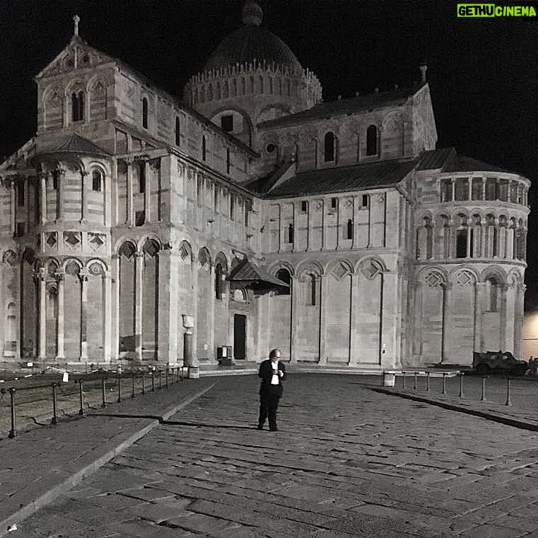 Alessandro Baricco Instagram - Un uomo solo al comando. Catedral de Pisa
