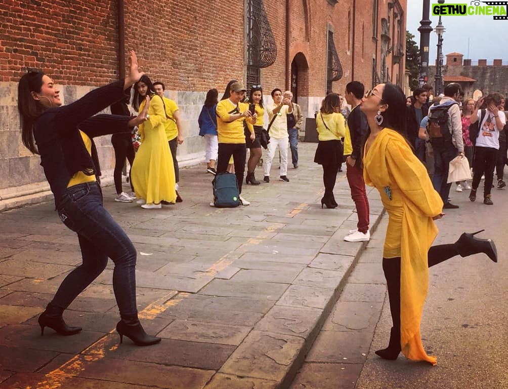 Alessandro Baricco Instagram - Torre di Pisa. Nota. Una foto alquanto geniale in quanto s'intitola Torre di Pisa senza che la Torre si veda, ma essendo inequivocabile che sta alle spalle del fotografo (la gente non si mette in quelle posizioni se non per tenere su o sbattere giù la torre pendente) il quale fotografo in questo modo sottolinea tra l'altro di essersi condotto a Pisa per portare il verbo del Game, nell'ambito del ben noto Mese nel Game. Pisa, Italy