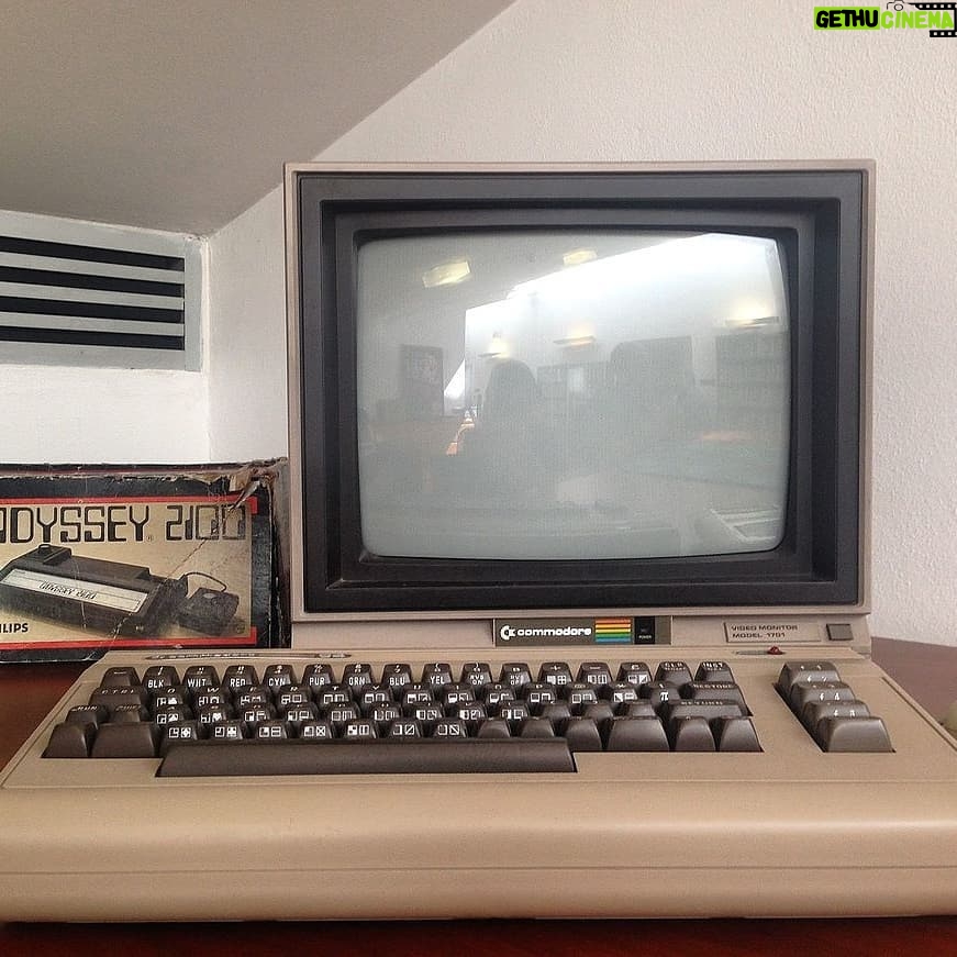 Alessandro Baricco Instagram - 1981: inizia a formarsi la catena montuosa della rivoluzione digitale. 💻 In quattro anni escono tre Personal Computer: il pc Ibm, il Commodore 64, e il Mac della Apple (Steve Jobs sulla copertina del Times è una bonus track).