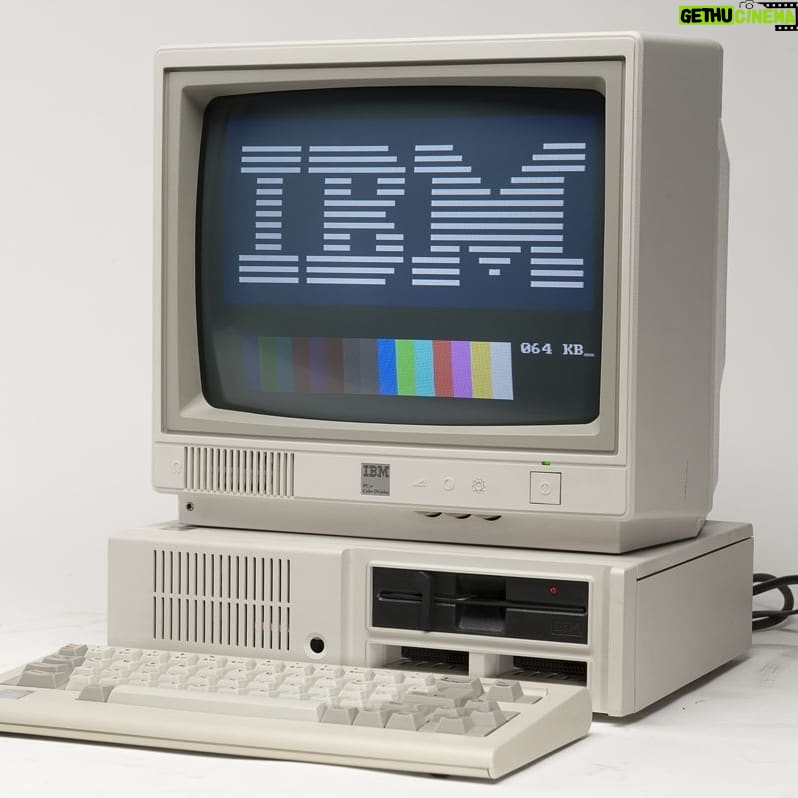 Alessandro Baricco Instagram - 1981: inizia a formarsi la catena montuosa della rivoluzione digitale. 💻 In quattro anni escono tre Personal Computer: il pc Ibm, il Commodore 64, e il Mac della Apple (Steve Jobs sulla copertina del Times è una bonus track).