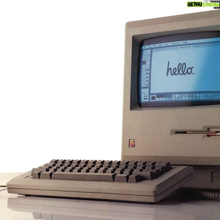 Alessandro Baricco Instagram - 1981: inizia a formarsi la catena montuosa della rivoluzione digitale. 💻 In quattro anni escono tre Personal Computer: il pc Ibm, il Commodore 64, e il Mac della Apple (Steve Jobs sulla copertina del Times è una bonus track).