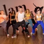 Alex Bullon Instagram - #NOSEVE 🌬️🫣 @emiliamernes @ludmilla @zecca.flp #emiliamernes #ludmilla #zecca #alexbullonchoreography @alexbullon23 #alexbullon 🏠 @slamdancingbarcelona #slamdancingbarcelona #nosevemp3 #dance #danceclass #intermediate #commercialdance #danceon #dancevideo #igdancers #dancersofinstagram #danceworld #worldofdance