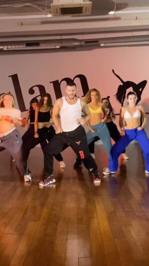 Alex Bullon Instagram - #NOSEVE 🌬️🫣 @emiliamernes @ludmilla @zecca.flp #emiliamernes #ludmilla #zecca
#alexbullonchoreography @alexbullon23 #alexbullon 
🏠 @slamdancingbarcelona #slamdancingbarcelona

#nosevemp3 #dance #danceclass #intermediate #commercialdance #danceon #dancevideo #igdancers #dancersofinstagram #danceworld #worldofdance