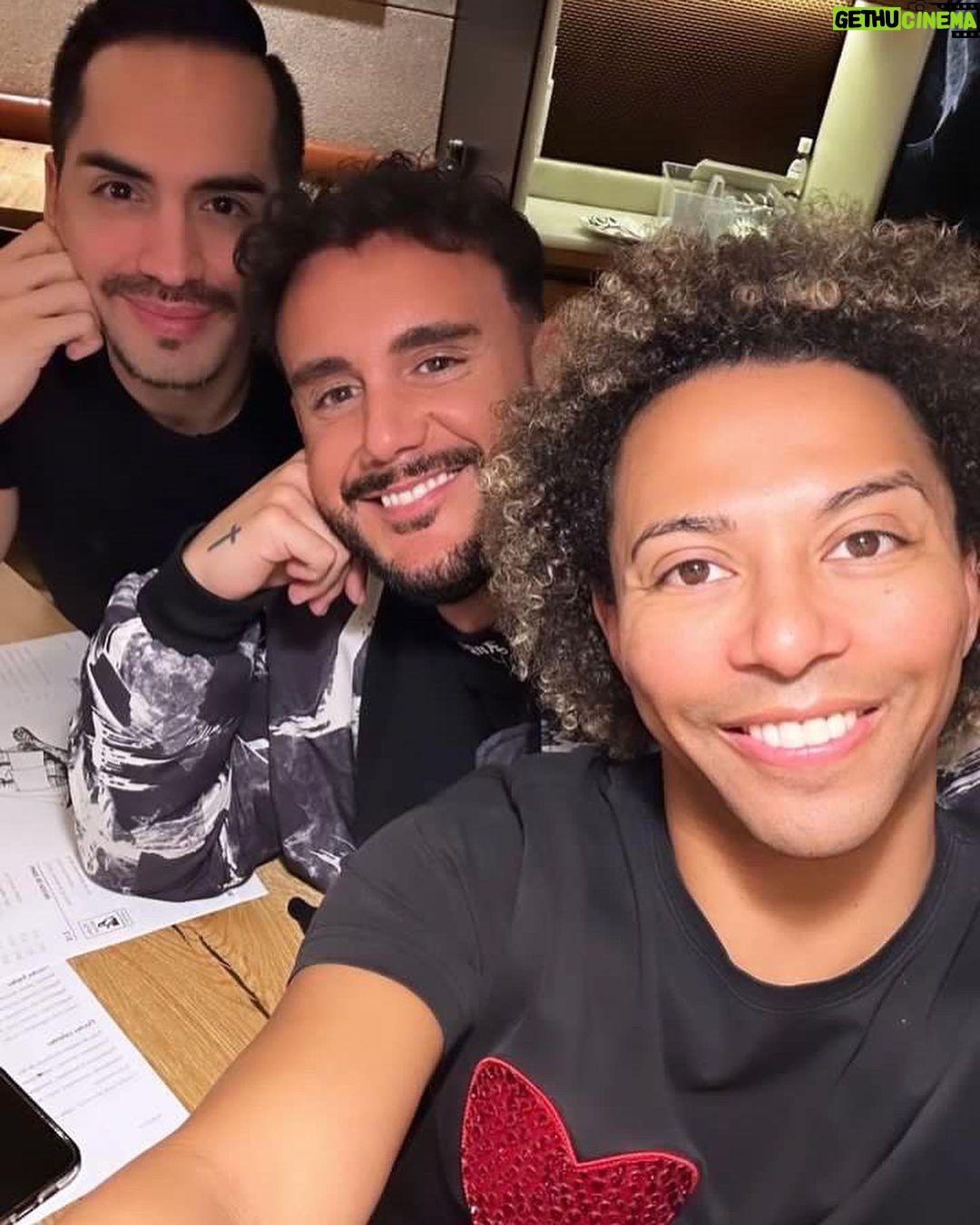 Alex Bullon Instagram - πΈπ€³π½ #barcelona #dayandnight #LAfam #reunion Barcelona, Spain