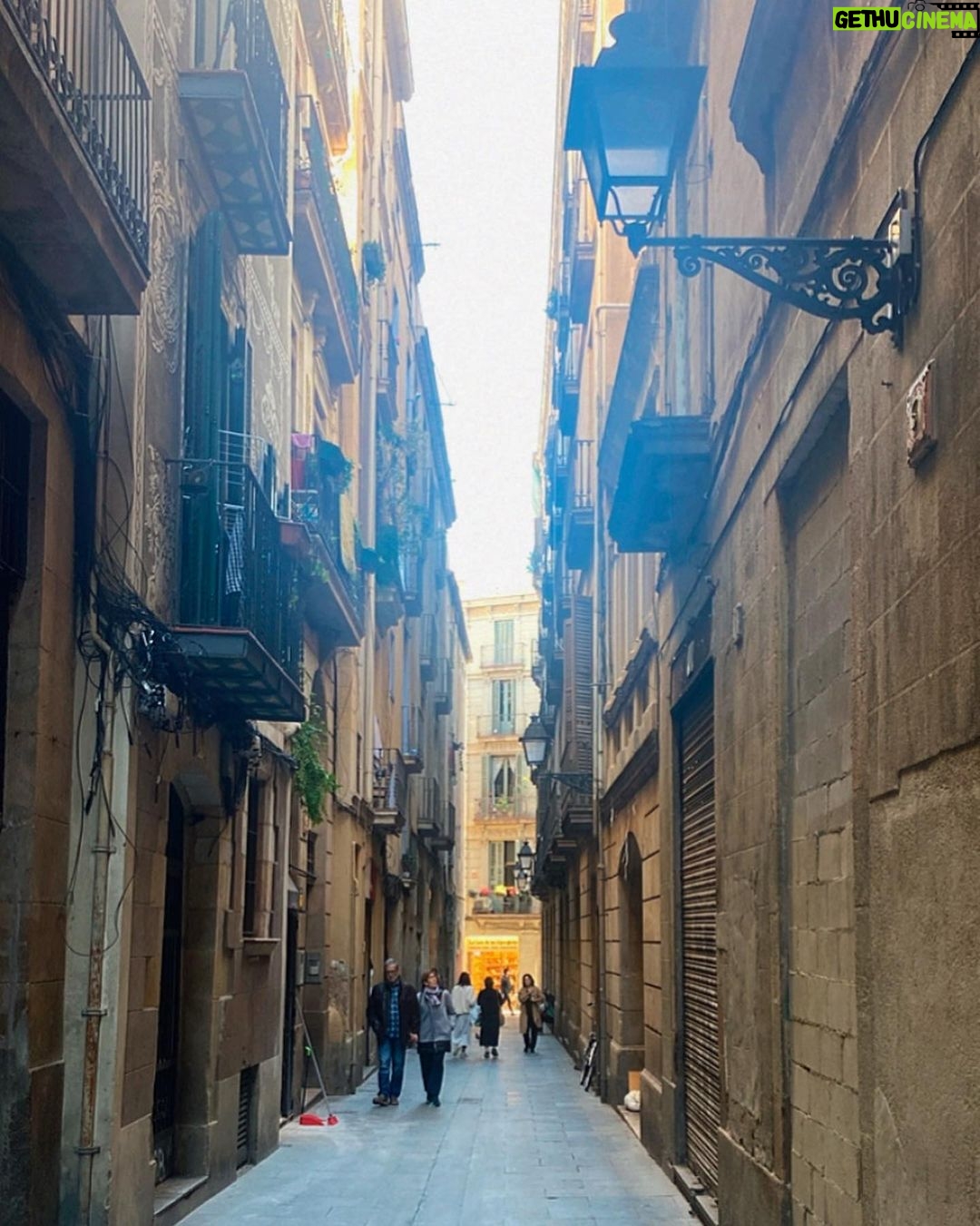 Alex Bullon Instagram - πΈπ€³π½ #barcelona #dayandnight #LAfam #reunion Barcelona, Spain