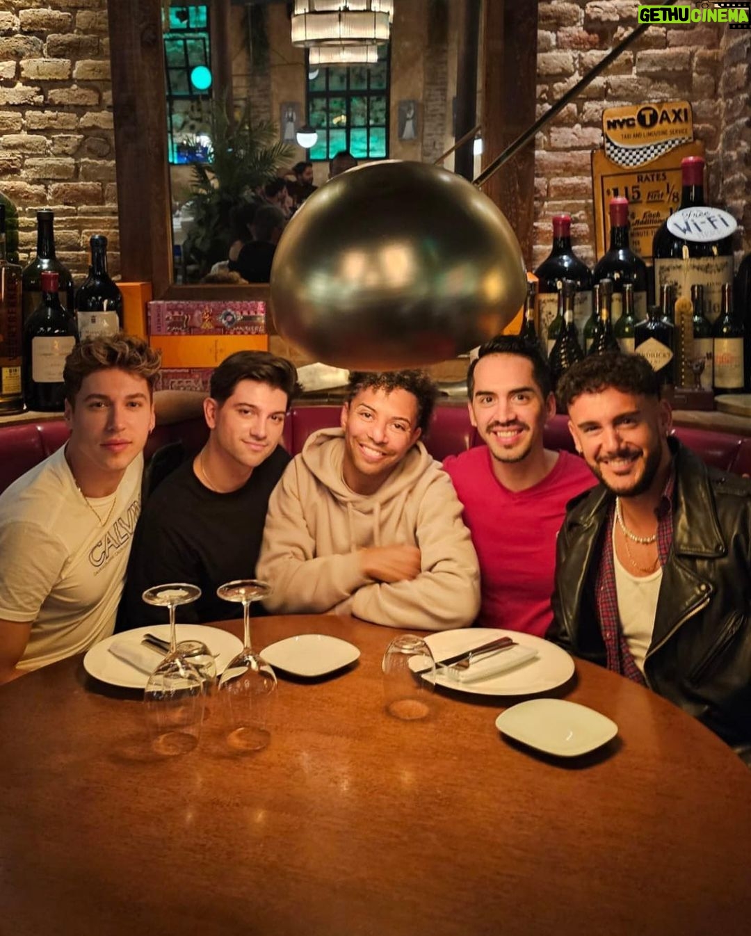 Alex Bullon Instagram - πΈπ€³π½ #barcelona #dayandnight #LAfam #reunion Barcelona, Spain