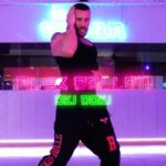 Alex Bullon Instagram – #OKIDOKI 🩷💚🩷 @karolg #karolg
#alexbullonchoreography @alexbullon23 #alexbullon
⛩️ @laurbandf 🎥 @davidgalinndo 

#mañanaserabonito #bichotaseason #reggaeton #urbandance #commercialdance #danceclass