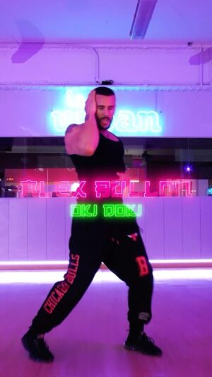Alex Bullon Instagram - #OKIDOKI 🩷💚🩷 @karolg #karolg
#alexbullonchoreography @alexbullon23 #alexbullon
⛩️ @laurbandf 🎥 @davidgalinndo 

#mañanaserabonito #bichotaseason #reggaeton #urbandance #commercialdance #danceclass