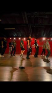 Alex Bullon Instagram - #OKIDOKI 💘👌🏽 @karolg #karolg #alexbullonchoreography @alexbullon23 #alexbullon ⛩️🌐 @mdcdance #millenniumdancecomplex #mañanaserabonito #bichotaseason #reggaeton #danceclass Millennium Dance Complex