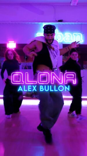 Alex Bullon Instagram - #QLONA 🍑🩷 @karolg @pesopluma #karolg #pesopluma
#alexbullonchoreography @alexbullon23 #alexbullon
🪩 @laurbandf #laurbandancefactory 🎥 @davidgalinndo 

#reggaeton #urbano #urbandance #commercialdance #dance #danceclass #danceon #dancevideo #igdaily #igdancers #dancersofinstagram #danceworld #worldofdance #mañanaserabonito #bichota #bichotaseason