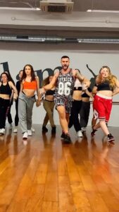 Alex Bullon Instagram - #WATATI 💖👱🏼‍♀️@karolg @barbiethemovie 👙 #alexbullonchoreography @alexbullon23 #alexbullon #watatikarolg #barbie #barbiethemovie #barbiethemoviesoundtrack #commercialdance #reggeaton #dance #danceclass #dancevideo #dancechallenge #dancers #dancersofinstagram #igdancers #igdaily #danceon #danceworld #worldofdance