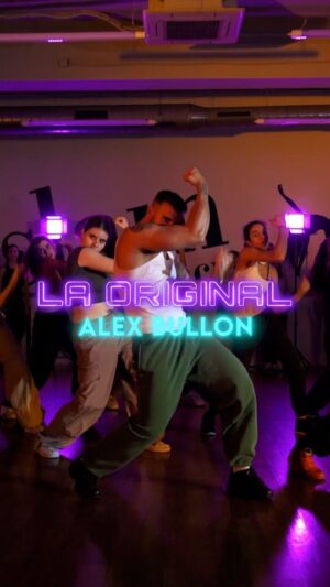 Alex Bullon Instagram - #LAORIGINAL 🩵💜 @emiliamernes @tinistoessel #emiliamernes #tinitastoessel 
#alexbullonchoreography @alexbullon23 #alexbullon
🪩 @slamdancingbarcelona #slamdancingbarcelona 
🎥 @davidgalinndo 

#emilia #mp3 #tini #tinitinitini #dance #danceclass #intermediate #commercialdance #popdance #danceon #dancevideo #igdancers #dancersofinstagram #danceworld #worldofdance #igdaily