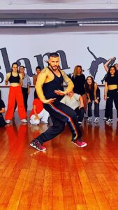 Alex Bullon Instagram - Funky para todxs #POUNDTHEALARM 🚨 @nickiminaj #alexbullonchoreography @alexbullon23 #alexbullon #commercialdance #jazzfunk #dancevideo #danceclass #dancechallenge #dancers #dancersofinstagram #dance #igdancers #igdaily #danceon #danceworld #worldofdance
