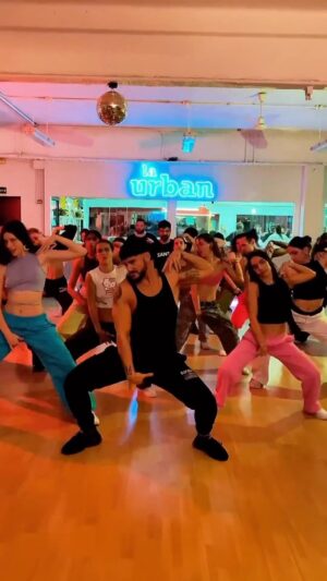 Alex Bullon Instagram - #CHULO 💪🏽😎 @akabadgyal #badgyal
#alexbullonchoreography @alexbullon23 #alexbullon

#commercialdance #reggaeton #urbandance #urbano #dance #dancechallenge #danceon #dancevideo #igdancers #dancersofinstagram #danceworld #worldofdance #igdaily