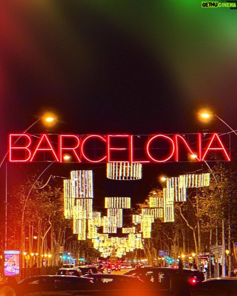 Alex Bullon Instagram - Autumn goodbye 👫🏻🧋🎄🌃♥️ #barcelona #badalona #spain Barcelona, Spain