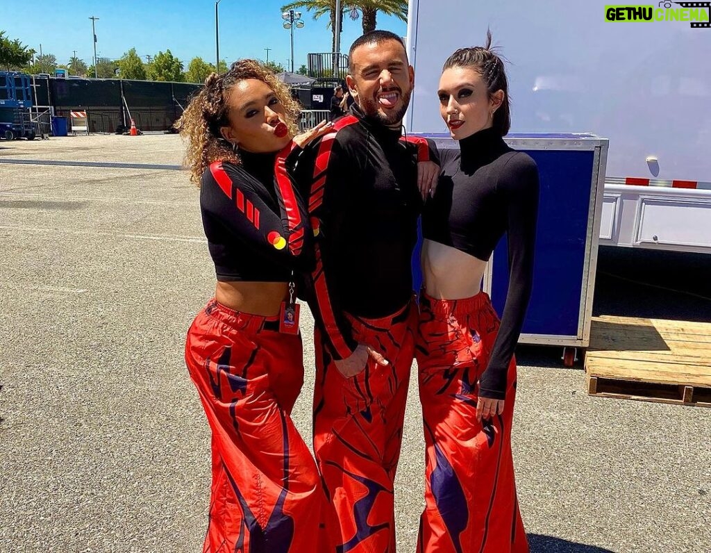 Alex Bullon Instagram - #VALORANT × @riotgames 💢 #WEDIDIT ✊🏽😂 Thankful for having had the opportunity to spend this past week and a half with this incredible cast of dancers for the opening ceremony of @valorant championships 🎮 What an event!🔥 🎤 @grabbitz @bbnomula 👖👚 @athenalawton Huge thanks to my favorite @ferlyprado and @michaelschwandt and @meishalee for having me and taking care of us thru the whole process ❤️ 💙🩵@cleartalentgroup @ashleighysmith Kia Forum