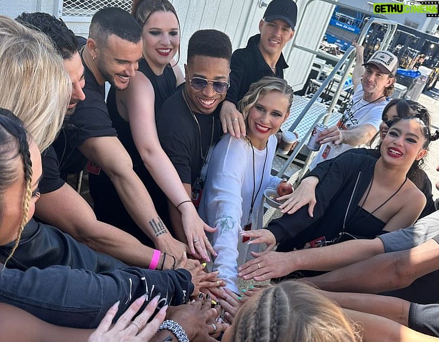 Alex Bullon Instagram - #VALORANT ร @riotgames ๐ข #WEDIDIT โ๐ฝ๐ Thankful for having had the opportunity to spend this past week and a half with this incredible cast of dancers for the opening ceremony of @valorant championships ๐ฎ What an event!๐ฅ ๐ค @grabbitz @bbnomula ๐๐ @athenalawton Huge thanks to my favorite @ferlyprado and @michaelschwandt and @meishalee for having me and taking care of us thru the whole process โค๏ธ ๐๐ฉต@cleartalentgroup @ashleighysmith Kia Forum