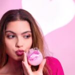 Alex Gracia Instagram - 𝕊𝕠𝕞𝕖𝕥𝕚𝕞𝕖𝕤 𝕪𝕠𝕦 𝕙𝕒𝕧𝕖 𝕥𝕠 𝕓𝕖 𝕒 𝕓𝕖𝕒𝕦𝕥𝕪 𝕒𝕟𝕕 𝕒 𝕓𝕠𝕤𝕤🩷 Our @pinkdreamcollection model is holding the adorable ᴄᴏᴍᴘᴀᴄᴛ ᴄᴏᴍʙ & ᴍɪʀʀᴏʀ and wearing ᴅʀᴇᴀᴍ ᴘɪɴᴋ ɢʟɪᴛᴛᴇʀ ᴇʏᴇꜱʜᴀᴅᴏᴡ 🛍️Shop now at pinkdreamcollection.com