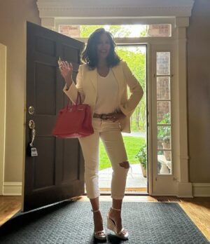 Alex Meneses Instagram - Spring in my step.  Let’s go!
#monday #motivation #backlit #midwest #life #mommy #momlife #momstyle #mommyhood @veronicabeard @hermes @hermesbirkins @oldnavy