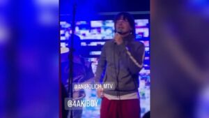 Alexandr Belonogov Instagram - Про клип The Translators “Обратно в СССР»: в начале был Blue October - Say it, потом Миша и Дима написали свои слова, сняли клип, потом они позвали меня выступить вместе с ними, была репетиция, чуть позднее презентация клипа и выступление в 16 тонн. Было весело.

Здесь видео с репетиции и выступления. Всё снято зрителями, за что им большое спасибо. В финале - самодельные видео из ваших стортз с after-party, где вообще всё перемешалось и, конечно, самое главное - ссылка на официальное видео клипа: https://youtu.be/lxHvaAXROHQ?si=bImKFLgb5v0KOrIp

Всем спасибо! 
@thetranslatorslive 
@4akiboy 
@shumanskiy 
@serg_up 
@sergey_aero 
@n_stravinsky 
@titenshteyn
@16tons_night 
@falstartbar
@gonchbruevich 
@yastrogiy 
@menzodjs 

#menzodjs
#АлександрАнатольевич 
🎙️🤓📡💻📻📺🇷🇺