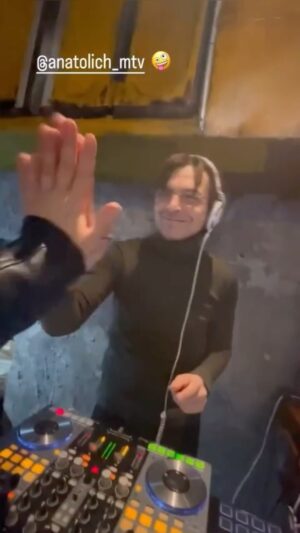 Alexandr Belonogov Instagram - Мы поднимали легендарный Ikarus и держали его на своих мощных плечах всю ночь! Это максимум кадров, которые здесь можно публиковать, остальные картинки - очень личные, где-то в других телефонах или только LIVE в Фальстарт-баре! До новых жарких и уютных встреч, друзья 🙌 Искренне ваши, Menzo DJ’s ❤️

#АлександрАнатольевич
🎙️🤓📡💻📻📺🇷🇺