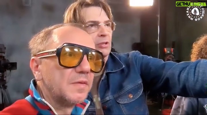 Alexandr Belonogov Instagram - Рыбы и Драконы по гороскопам - Миша и Саша - на съёмках юбилейных программ про MTV. Кто угадает песенку, которую я попытался напеть, тот молодец и настоящий фанат Beavis & Butt-Head. @mikhail_grebenshchikov #АлександрАнатольевич 🎙️🤓📡💻📻📺🇷🇺
