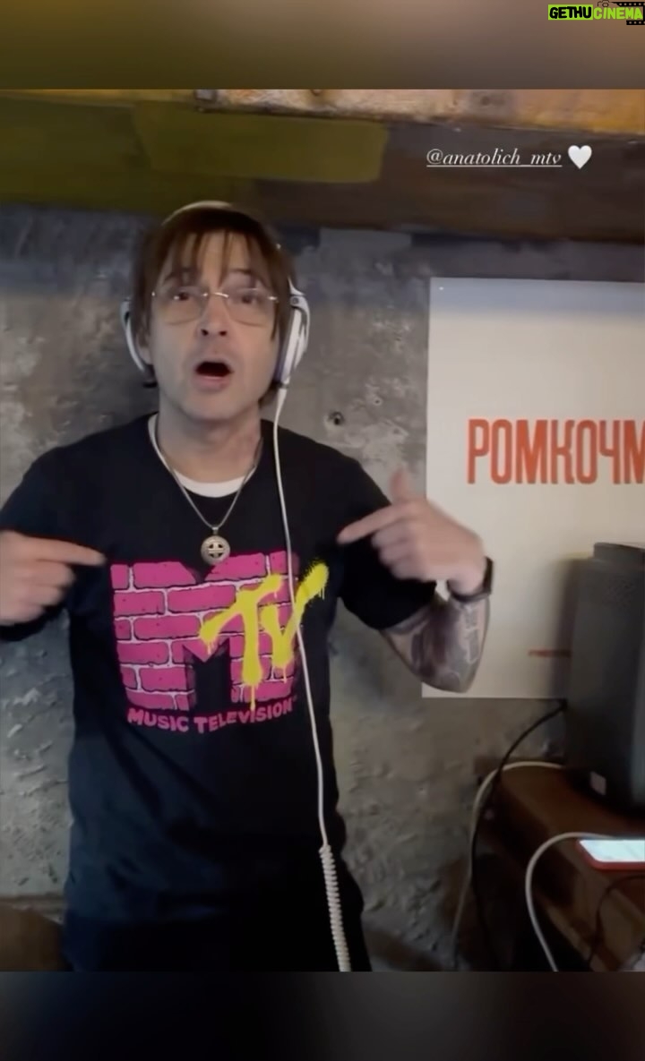 Alexandr Belonogov Instagram - Дико краткий видос, например, про 25-летие MTV Россия в одной венгерской рюмочной на бульварах столицы! @falstartbar @menzodjs #MTV25 #menzodj #АлександрАнатольевич 🎙️🤓📡💻📻📺🇷🇺 Falstartbar