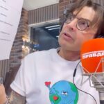 Alexandr Belonogov Instagram - Держался я изо всех сил, но Михалыч «помог» настроиться на всенародный хит, который именно сегодня звучит повсюду, такая вот традиция, тогда уж подпевайте и вы 🙌 Кстати, в финале этого выпуска НХП есть удивительная версия хита про 03.09, слушайте, смотрите, удивляйтесь вместе с нами 🍂🍁 @radio.kp #АлександрАнатольевич 🎙️🤓📡💻📻📺🇷🇺
