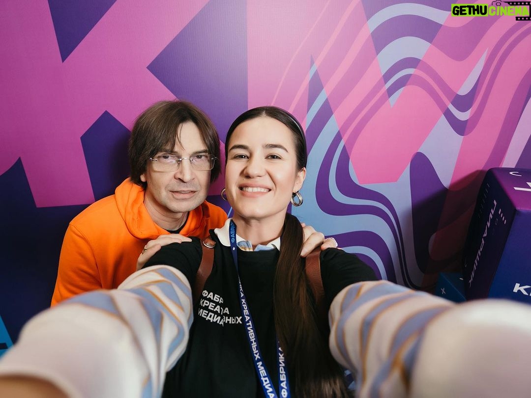 Alexandr Belonogov Instagram - Про команду «Фабрики креативных медиа» в Мурманске. Вот как это было, часть 2: «Фабрика креативных медиа» создана, в том числе для того, чтобы люди не утопали в информационном шуме. Здесь мы думали и учились тому, как количество перевести в качество, и самое главное - мы делаем это все вместе. Большие хорошие дела невозможно создать в одиночку - получится только большой хорошей командой. Ведь СМИ предназначены для людей, а значит у нас у всех одна и та же задача. В прошедшие выходные в Мурманске мы сгенерировали и синхронизировали эти смыслы». продолжение следует… обязательно #АлександрАнатольевич 🎙️🤓📡💻📻📺🇷🇺