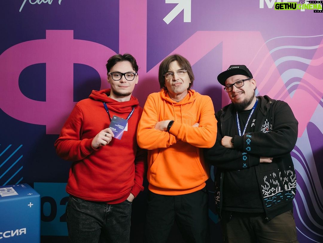 Alexandr Belonogov Instagram - Про команду «Фабрики креативных медиа» в Мурманске. Вот как это было, часть 2: «Фабрика креативных медиа» создана, в том числе для того, чтобы люди не утопали в информационном шуме. Здесь мы думали и учились тому, как количество перевести в качество, и самое главное - мы делаем это все вместе. Большие хорошие дела невозможно создать в одиночку - получится только большой хорошей командой. Ведь СМИ предназначены для людей, а значит у нас у всех одна и та же задача. В прошедшие выходные в Мурманске мы сгенерировали и синхронизировали эти смыслы». продолжение следует… обязательно #АлександрАнатольевич 🎙️🤓📡💻📻📺🇷🇺