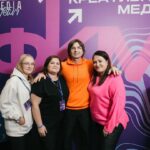 Alexandr Belonogov Instagram - Про команду «Фабрики креативных медиа» в Мурманске. Вот как это было, часть 2: «Фабрика креативных медиа» создана, в том числе для того, чтобы люди не утопали в информационном шуме. Здесь мы думали и учились тому, как количество перевести в качество, и самое главное - мы делаем это все вместе. Большие хорошие дела невозможно создать в одиночку - получится только большой хорошей командой. Ведь СМИ предназначены для людей, а значит у нас у всех одна и та же задача. В прошедшие выходные в Мурманске мы сгенерировали и синхронизировали эти смыслы». продолжение следует… обязательно #АлександрАнатольевич 🎙️🤓📡💻📻📺🇷🇺