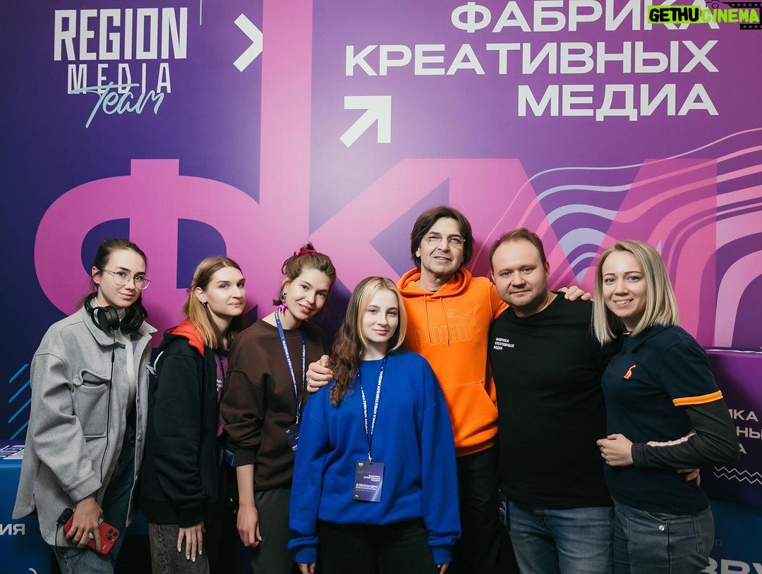 Alexandr Belonogov Instagram - Про команду «Фабрики креативных медиа» в Мурманске. Вот как это было, часть 2: «Фабрика креативных медиа» создана, в том числе для того, чтобы люди не утопали в информационном шуме. Здесь мы думали и учились тому, как количество перевести в качество, и самое главное - мы делаем это все вместе. Большие хорошие дела невозможно создать в одиночку - получится только большой хорошей командой. Ведь СМИ предназначены для людей, а значит у нас у всех одна и та же задача. В прошедшие выходные в Мурманске мы сгенерировали и синхронизировали эти смыслы». продолжение следует… обязательно #АлександрАнатольевич 🎙️🤓📡💻📻📺🇷🇺