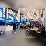 Alexandr Belonogov Instagram - Подружились с командой «Фабрики креативных медиа» в городе Мурманске. Вот как это было, часть 1: «В погоне объять необъятное, быть быстрее, быть громче, СМИ зачастую совсем забывают о качестве, превращая контент в информационный шум. И тут важно задумываться о последствиях такой деятельности. Задуматься не столько о контенте, сколько о том, как он отразится на аудитории и её последующих действиях. Ведь аудитория - это не только какой-то умный термин, это ведь реальные люди. Это наши друзья, близкие, дети. Это, в конце концов, и мы сами». продолжение следует… #АлександрАнатольевич 🎙️🤓📡💻📻📺🇷🇺