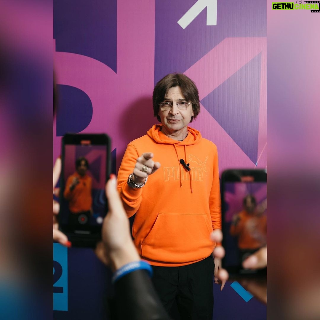 Alexandr Belonogov Instagram - Подружились с командой «Фабрики креативных медиа» в городе Мурманске. Вот как это было, часть 1: «В погоне объять необъятное, быть быстрее, быть громче, СМИ зачастую совсем забывают о качестве, превращая контент в информационный шум. И тут важно задумываться о последствиях такой деятельности. Задуматься не столько о контенте, сколько о том, как он отразится на аудитории и её последующих действиях. Ведь аудитория - это не только какой-то умный термин, это ведь реальные люди. Это наши друзья, близкие, дети. Это, в конце концов, и мы сами». продолжение следует… #АлександрАнатольевич 🎙️🤓📡💻📻📺🇷🇺