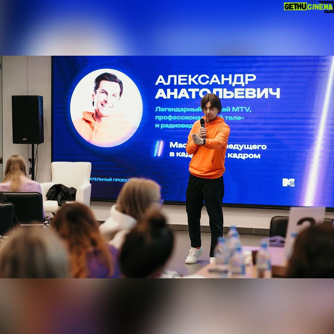 Alexandr Belonogov Instagram - Подружились с командой «Фабрики креативных медиа» в городе Мурманске. Вот как это было, часть 1: «В погоне объять необъятное, быть быстрее, быть громче, СМИ зачастую совсем забывают о качестве, превращая контент в информационный шум. И тут важно задумываться о последствиях такой деятельности. Задуматься не столько о контенте, сколько о том, как он отразится на аудитории и её последующих действиях. Ведь аудитория - это не только какой-то умный термин, это ведь реальные люди. Это наши друзья, близкие, дети. Это, в конце концов, и мы сами». продолжение следует… #АлександрАнатольевич 🎙️🤓📡💻📻📺🇷🇺