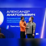 Alexandr Belonogov Instagram - Подружились с командой «Фабрики креативных медиа» в городе Мурманске. Вот как это было, часть 1: «В погоне объять необъятное, быть быстрее, быть громче, СМИ зачастую совсем забывают о качестве, превращая контент в информационный шум. И тут важно задумываться о последствиях такой деятельности. Задуматься не столько о контенте, сколько о том, как он отразится на аудитории и её последующих действиях. Ведь аудитория - это не только какой-то умный термин, это ведь реальные люди. Это наши друзья, близкие, дети. Это, в конце концов, и мы сами». продолжение следует… #АлександрАнатольевич 🎙️🤓📡💻📻📺🇷🇺