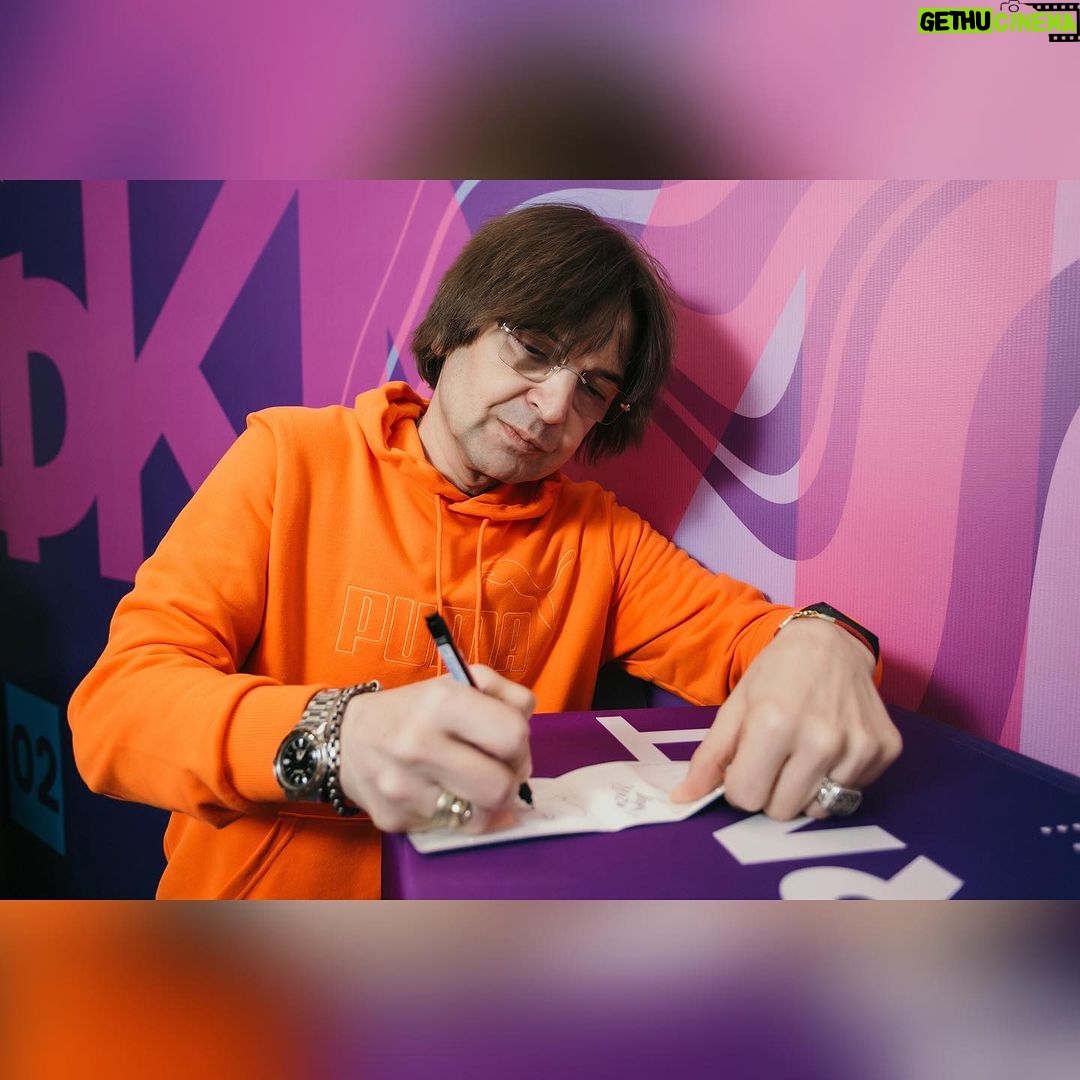 Alexandr Belonogov Instagram - Подружились с командой «Фабрики креативных медиа» в городе Мурманске. Вот как это было, часть 1: «В погоне объять необъятное, быть быстрее, быть громче, СМИ зачастую совсем забывают о качестве, превращая контент в информационный шум. И тут важно задумываться о последствиях такой деятельности. Задуматься не столько о контенте, сколько о том, как он отразится на аудитории и её последующих действиях. Ведь аудитория - это не только какой-то умный термин, это ведь реальные люди. Это наши друзья, близкие, дети. Это, в конце концов, и мы сами». продолжение следует… #АлександрАнатольевич 🎙️🤓📡💻📻📺🇷🇺