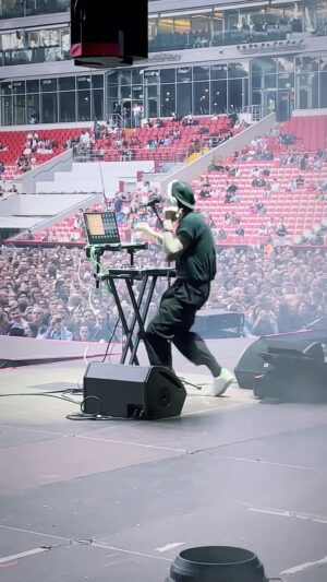 Alexandr Belonogov Instagram - по следам выступления почти месяц назад: стадион, DJ Set, бэкстейдж видео, перед выходом на сцену группы, начало «Звери 20 лет Для Тебя»

@zveri_official 
#АлександрАнатольевич