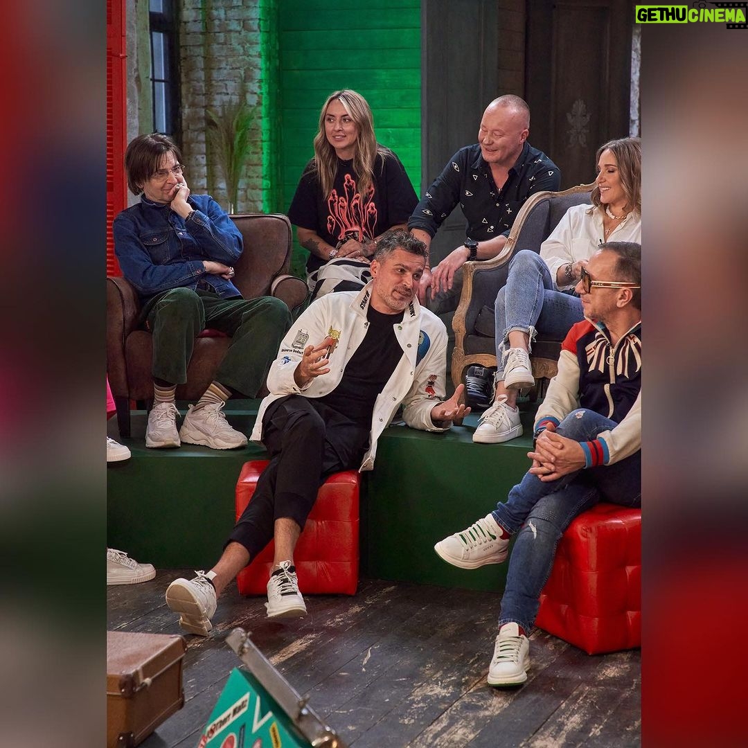 Alexandr Belonogov Instagram - Продолжение трилогии. К 25-летию MTV Россия. Часть 2. Про самый богатый на бюджеты и масштабные шоу период - так называемые «нулевые». https://youtu.be/ECbvLBRt_BI?si=YqEmp_ef00zNZE-8 (активная ссылка в stories) @yana_chu @alisaboha @ypashkoff @bogomolovmikhail @juliakovalchuk @sheksheyev @ilya_bachurin @mikhail_grebenshchikov @pochepa @mashatryndyakina #АлександрАнатольевич 🎙️🤓📡💻📻📺🇷🇺