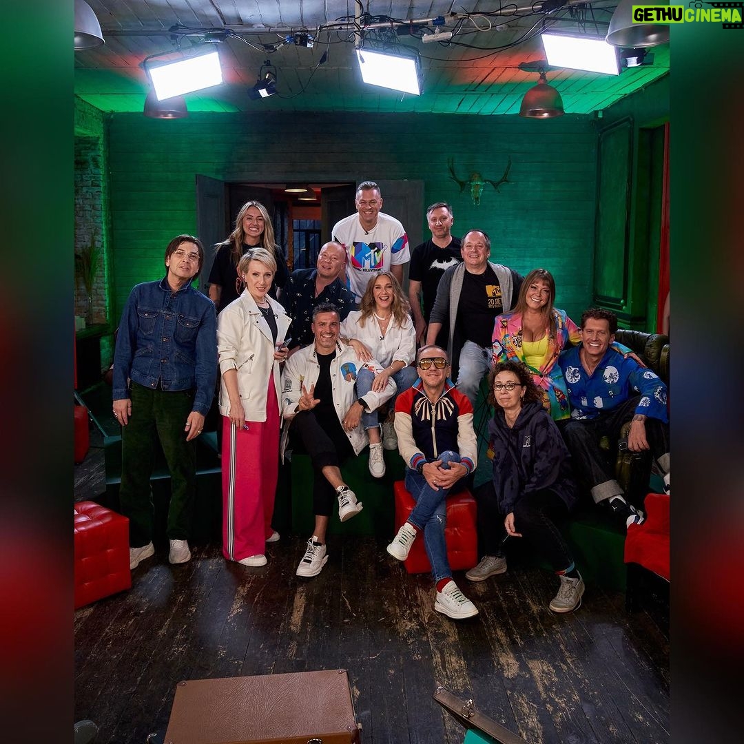 Alexandr Belonogov Instagram - Продолжение трилогии. К 25-летию MTV Россия. Часть 2. Про самый богатый на бюджеты и масштабные шоу период - так называемые «нулевые». https://youtu.be/ECbvLBRt_BI?si=YqEmp_ef00zNZE-8 (активная ссылка в stories) @yana_chu @alisaboha @ypashkoff @bogomolovmikhail @juliakovalchuk @sheksheyev @ilya_bachurin @mikhail_grebenshchikov @pochepa @mashatryndyakina #АлександрАнатольевич 🎙️🤓📡💻📻📺🇷🇺