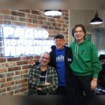 Alexandr Belonogov Instagram - Видео: ди-джей Грув в студии! Фото: однажды в эфире @radio.kp встретились Евгений Анатолич, Михал Михалыч и Александр Анатолич. По этой ссылке идите и смотрите: в гостях у «Настоящего Хит-Парада» Dj Groove. https://youtu.be/Dw04xGC-QKc?si=kaasQ975XeA8wEZp (ссылка в stories) @djgrooverussia @audioschool #АлександрАнатольевич 🎙️🤓📡💻📻📺🇷🇺