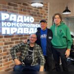 Alexandr Belonogov Instagram - Видео: ди-джей Грув в студии! Фото: однажды в эфире @radio.kp встретились Евгений Анатолич, Михал Михалыч и Александр Анатолич. По этой ссылке идите и смотрите: в гостях у «Настоящего Хит-Парада» Dj Groove. https://youtu.be/Dw04xGC-QKc?si=kaasQ975XeA8wEZp (ссылка в stories) @djgrooverussia @audioschool #АлександрАнатольевич 🎙️🤓📡💻📻📺🇷🇺