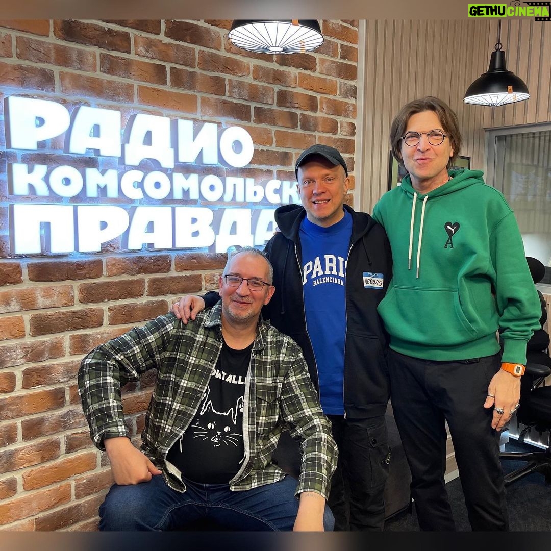 Alexandr Belonogov Instagram - Видео: ди-джей Грув в студии! Фото: однажды в эфире @radio.kp встретились Евгений Анатолич, Михал Михалыч и Александр Анатолич. По этой ссылке идите и смотрите: в гостях у «Настоящего Хит-Парада» Dj Groove. https://youtu.be/Dw04xGC-QKc?si=kaasQ975XeA8wEZp (ссылка в stories) @djgrooverussia @audioschool #АлександрАнатольевич 🎙️🤓📡💻📻📺🇷🇺