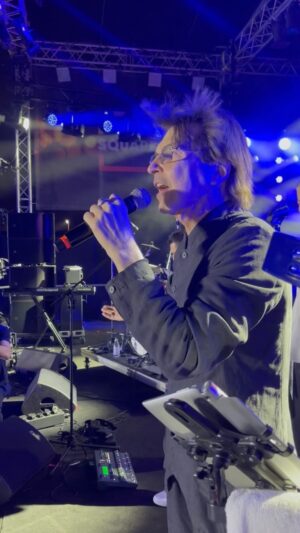 Alexandr Belonogov Instagram - Спасибо всем за все три дня фестиваля Rock Wave. Было шумно, весело, музыкально, танцевально, душевно.

Всем организаторам, партнёрам - уважение и благодарность 🙌
Всем музыкантам - почитание 
и аплодисменты 👏👏👏👏
Всем зрителям - любовь ❤️ 
Всем поздравления с Праздниками 🙏
До новых встреч, друзья! 🙌
Dubai, goodbye! 🇦🇪

pictured by @alexandralyubimaya

@rock.fest.dubai 
#АлександрАнатольевич 
🎙️🤓📡💻📻📺🇷🇺