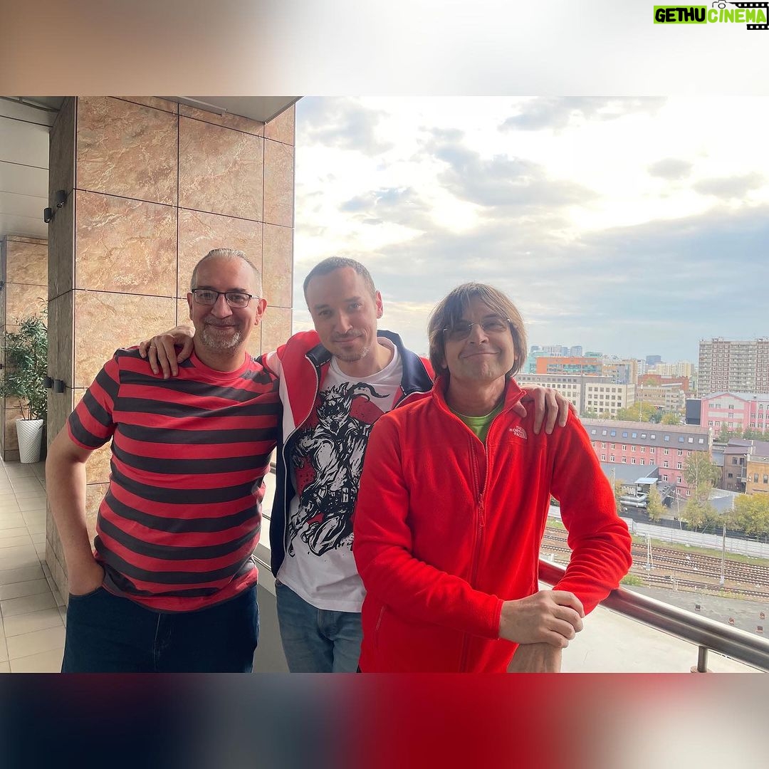 Alexandr Belonogov Instagram - Миша, Андрюша и Саша напоминают, что НХП на @radio.kp в субботу в 09:00 утра, в воскресенье в 20:00 по Москве. Не прогуливайте, не пропускайте. Мы побежали подводить итоги, потому что голосование только что закончилось. Хотите узнать результаты - до встречи в эфире! #АлександрАнатольевич 🎙️🤓📡💻📻📺🇷🇺