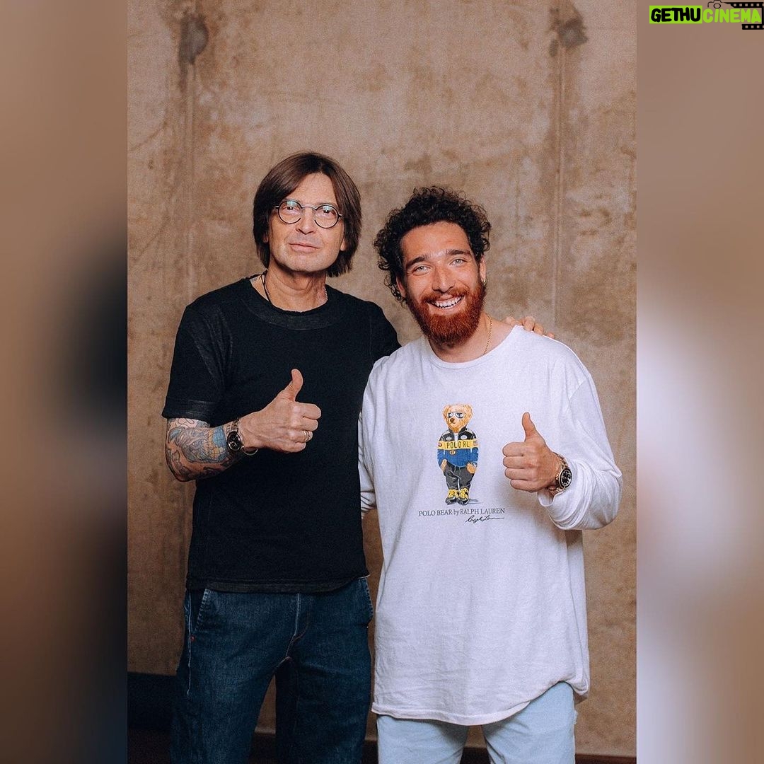 Alexandr Belonogov Instagram - Нажали на кнопку record и наговорили на целый подкаст вместе с @velogera_1 ⏺️ Когда нажимать на кнопку play? ▶️ Это я вам обязательно дам знать, скоро-скоро 🆕 Получилось информативно, оживлённо, а иногда и весело, короче, всё как мы любим 🆒 Кстати,с удовольствием воспользуюсь случаем и скажу, что в этой студии всем можно устраивать полноценные съёмки, записывать подкасты и видео. Обстановка в студии уютная, стильная, атмосфера приятная, вся необходимая техника есть. Находится эта студия в самом-самом центре Москвы, есть своя парковка, найти и добраться очень просто. Обращайтесь к этим классным ребятам и девчатам (некоторые на фото), рекомендую - студия цифрового контента «Рекорд». @record_moscow @velogera_1 @danilovairina_production