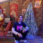 Alexandr Belonogov Instagram - В кадре: самый настоящий уютный новогодний уголок в какой-то квартире. Надеюсь, сейчас у всех доброе настроение, все фотографируются у ёлки, обнимаются, суетятся на кухне, пишут или звонят всем, встречают гостей, говорят спасибо году уходящему, ждут наступления года нового 🎄🎅🏼❄️ Вот и этот паренёк говорит «Спасибо тебе, 2023 и… пока! Здравствуй, 2024!» ❤️ #АлександрАнатольевич 🎙️🤓📡💻📻📺🇷🇺